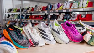 Tổng hợp top 10 đôi giày chạy bộ tốt nhất 2026 từ Nike, Adidas, ASICS... giúp bạn chọn được mẫu giày êm ái, bền bỉ và phù hợp nhất với nhu cầu luyện tập.