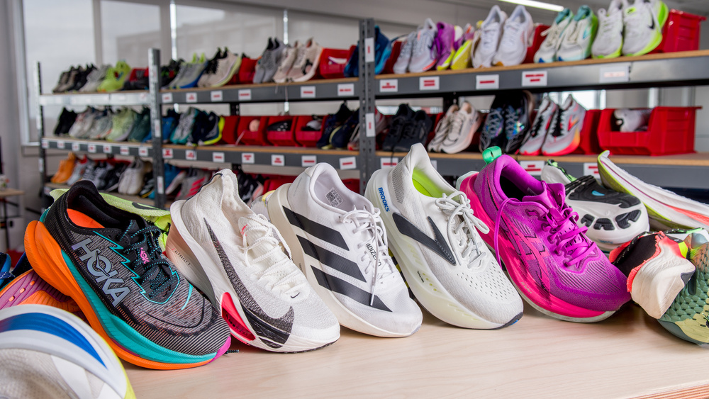 Tổng hợp top 10 đôi giày chạy bộ tốt nhất 2026 từ Nike, Adidas, ASICS... giúp bạn chọn được mẫu giày êm ái, bền bỉ và phù hợp nhất với nhu cầu luyện tập.